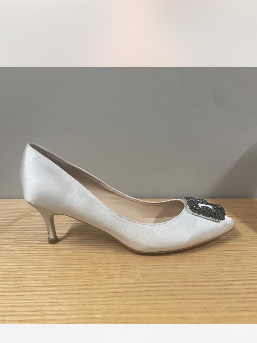 Manolo Blahnik White Crystal-Embellished Kitten Heels - Picture 4 of 5